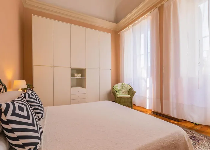 Old Town Bonbonniere * بورديغيرا